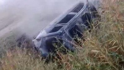 Manisa'nın Salihli ilçesinde A.T. idaresindeki otomobil kontrolden çıkarak tarlaya uçtu.