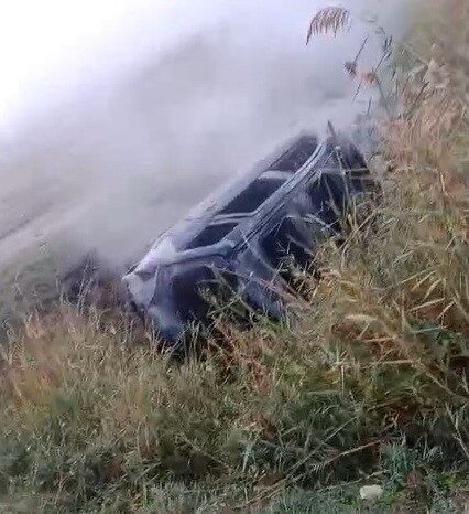 Manisa'nın Salihli ilçesinde A.T. idaresindeki otomobil kontrolden çıkarak tarlaya uçtu.