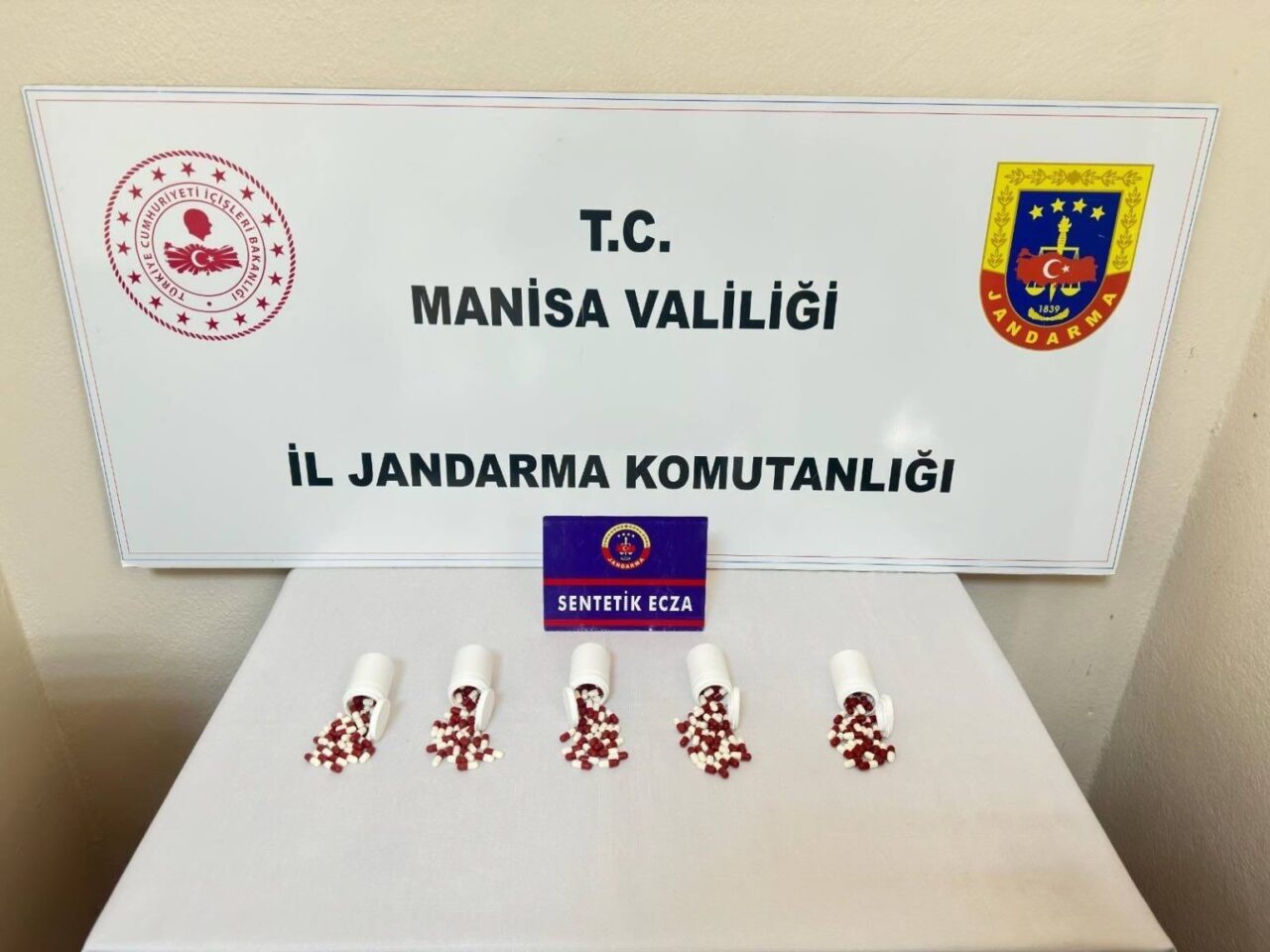 Alaşehir İlçe Jandarma Komutanlığı JASAT ekipleri, Baklacı Mahallesi'nde uyuşturucu ticareti