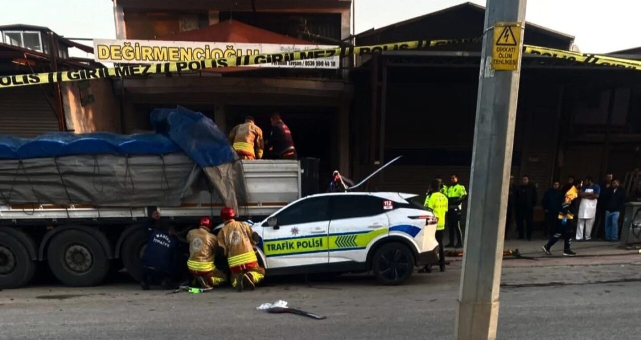 Manisa'nın Alaşehir ilçesinde, park halindeki bir tıra çarpan polis aracındaki