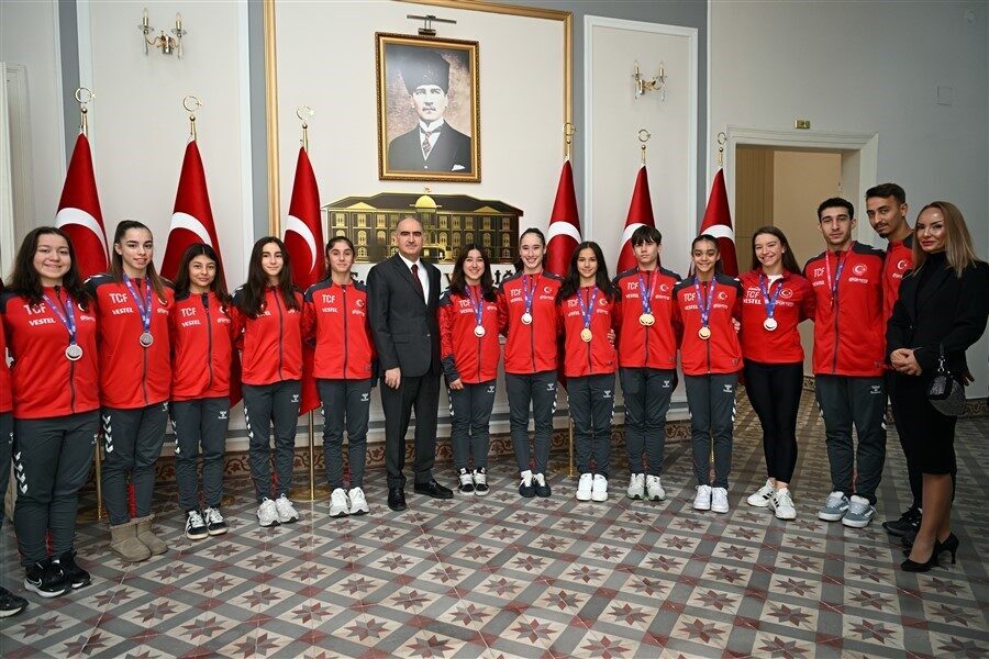 Azerbaycan'daki Aerobik Cimnastik Avrupa Şampiyonası'nda madalya kazanan Manisa'lı milli sporcular,