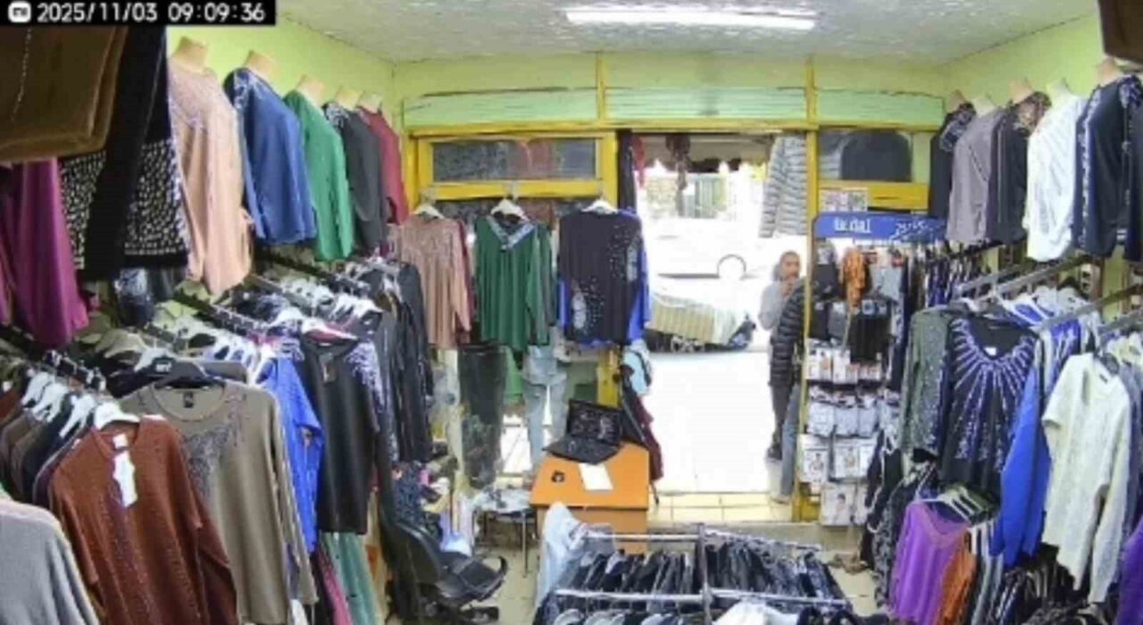 Hatay'da S.S. isimli şahıs, bir iş yerine girerek mankenin üzerindeki