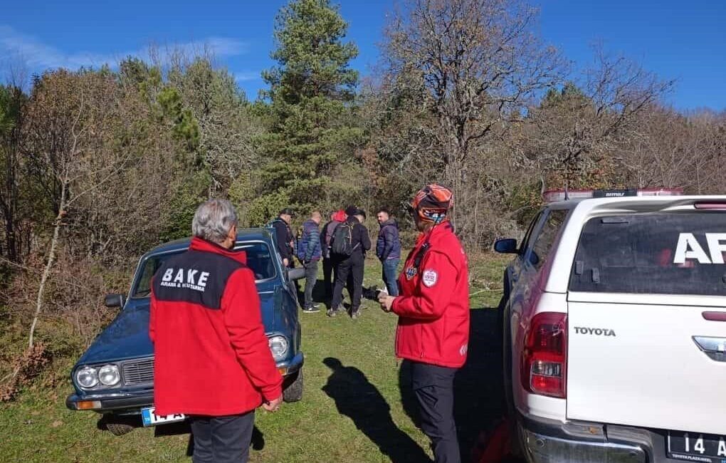 Bolu’da Mantar Toplamak İçin Evden Çıkan 88 Yaşındaki Adam İçin Geniş Çaplı Arama Başlatıldı Bolu’da mantar toplamak amacıyla evinden çıkan 88 yaşındaki Orhan Demir,