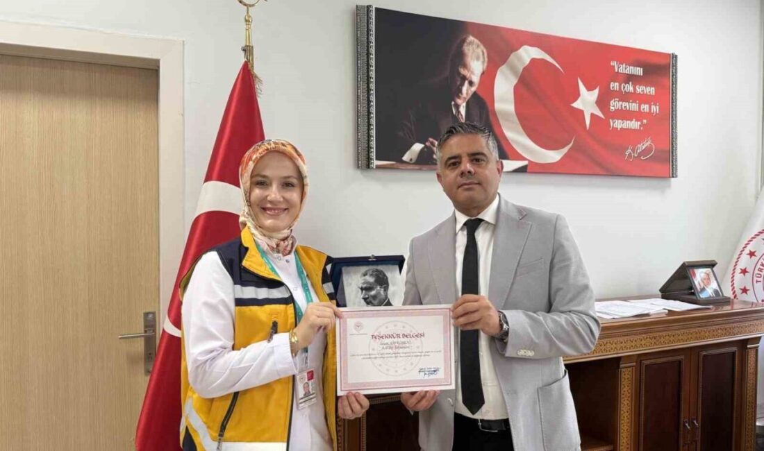 Mardin’de Eşinin Doğum Yaptırdığı Kadın, Sağlık Personelinin Rehberliğinde Hayata Gözlerini Açtı Mardin'in Artuklu ilçesinde, doğum sancısı çeken kadına 112 Acil Çağrı