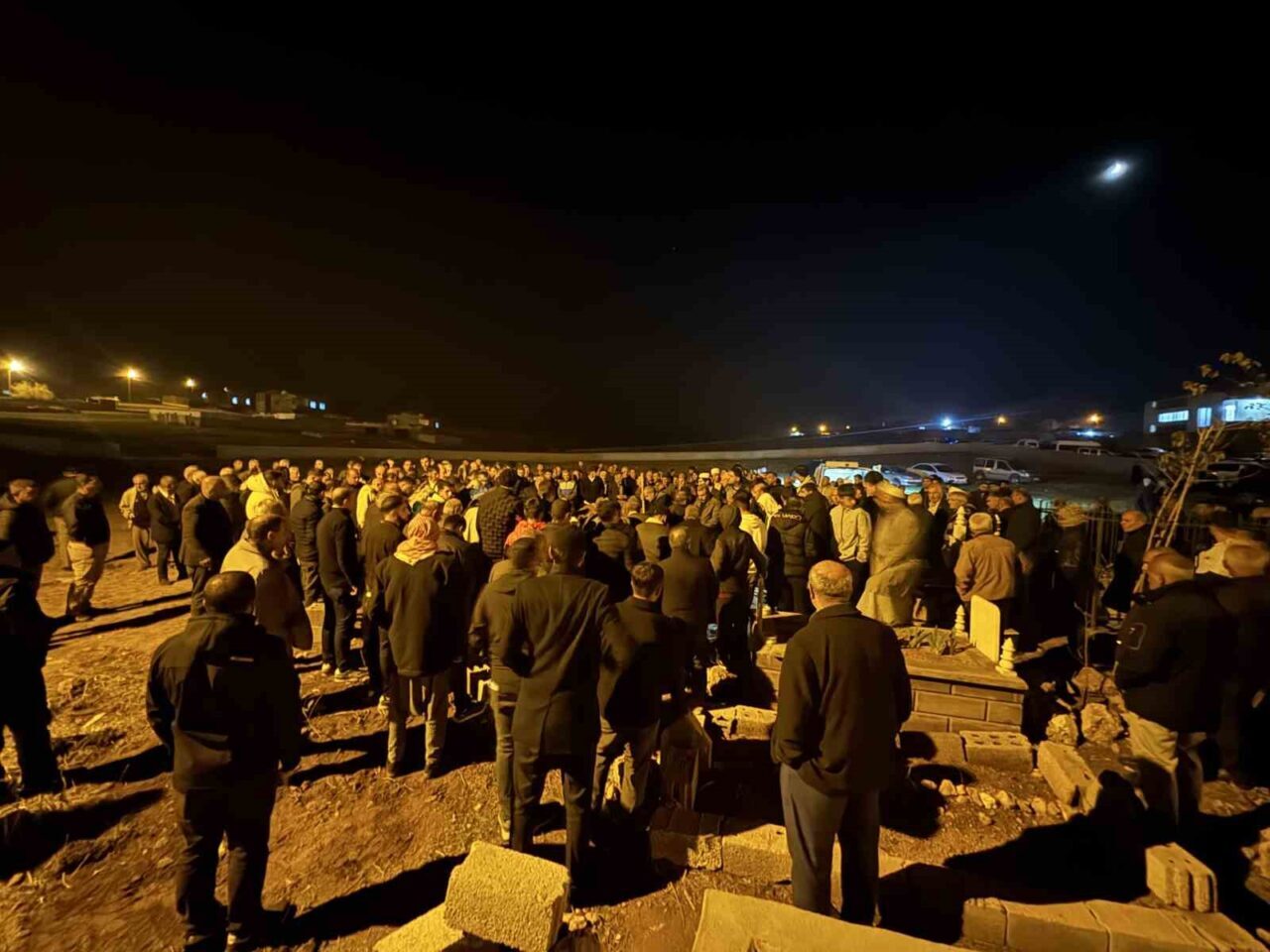 Kızıltepe’de Aile Cinayeti: Evin İçerisinde Bulunan Silah ve Tutuklama Gelişmeleri Mardin'in Kızıltepe ilçesinde, 25 Kasım'da 37 yaşındaki Mehmet Kaya, 33