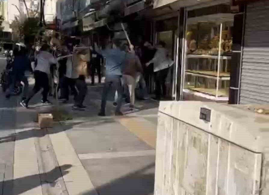 Kızıltepe’de Kuyumcular Arasında Çıkan Kavga Sonucu Bir Kişi Hayatını Kaybetti Mardin'in Kızıltepe ilçesinde kuyumcular arasında çıkan kavga sonucu Ulaş Delener