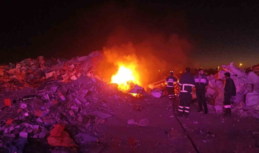 Mardin'in Kızıltepe ilçesindeki hurdalık alanda çıkan yangın, itfaiye ekiplerinin hızlı