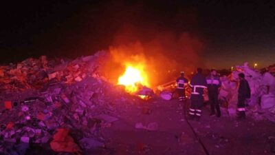 Mardin'in Kızıltepe ilçesindeki hurdalık alanda çıkan yangın, itfaiye ekiplerinin hızlı