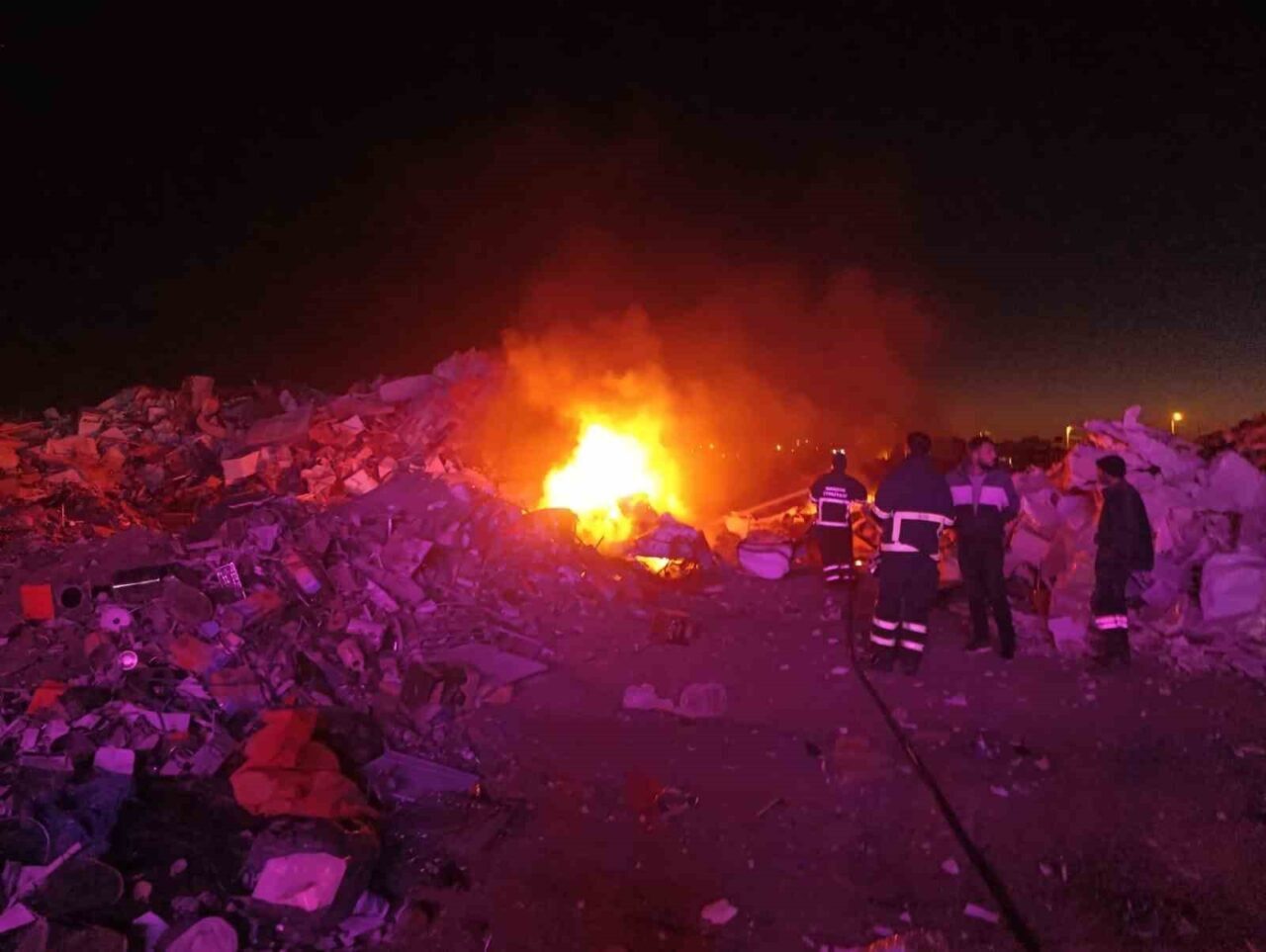 Kızıltepe’de Hurdalık Alanda Meydana Gelen Yangın Kontrol Altına Alındı