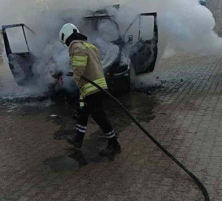 Mardin’de kamyonetin alev alması itfaiye tarafından kontrol altına alındı. Mardin'in Nusaybin ilçesinde Zeyni İ.'ye ait kamyonet, hareket ettikten kısa