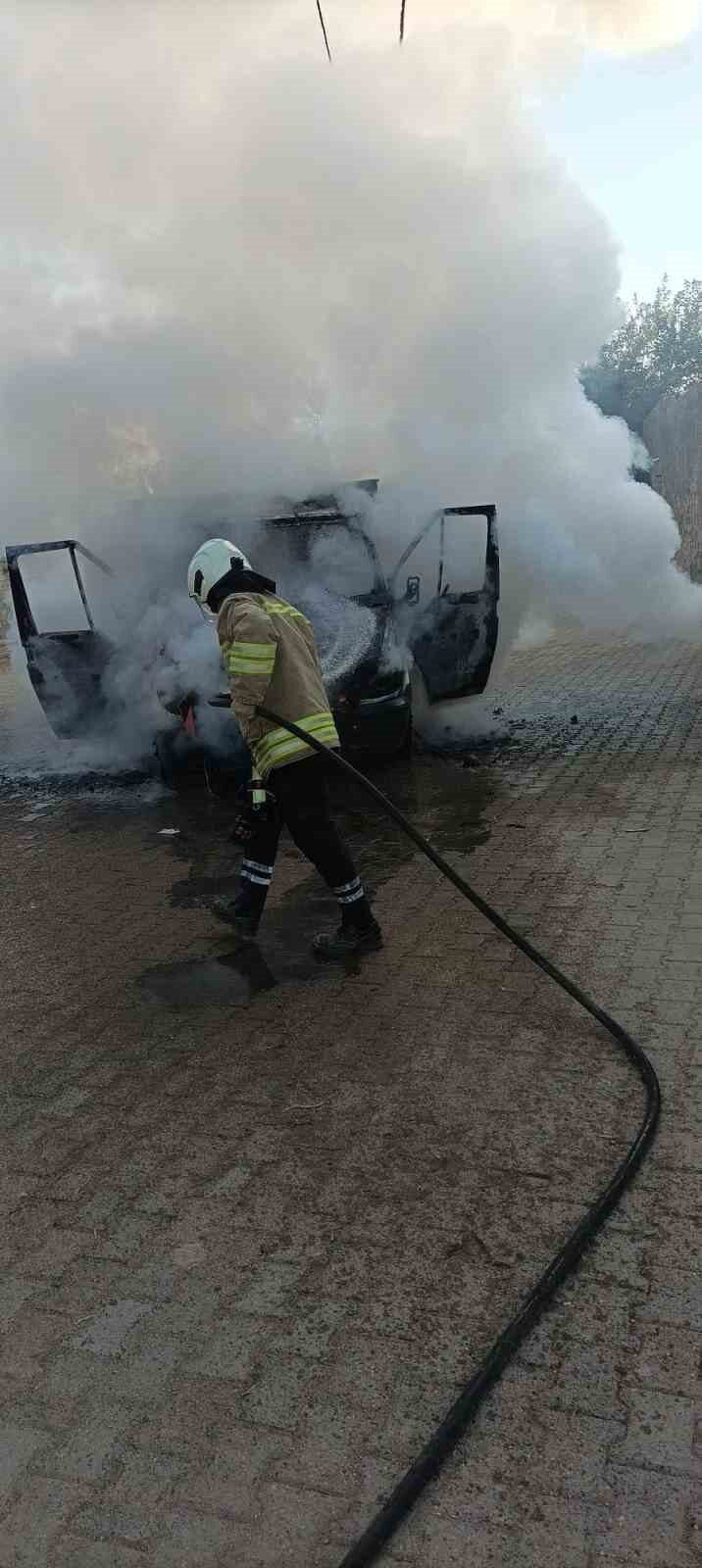 Mardin’de kamyonetin alev alması itfaiye tarafından kontrol altına alındı. Mardin'in Nusaybin ilçesinde Zeyni İ.'ye ait kamyonet, hareket ettikten kısa