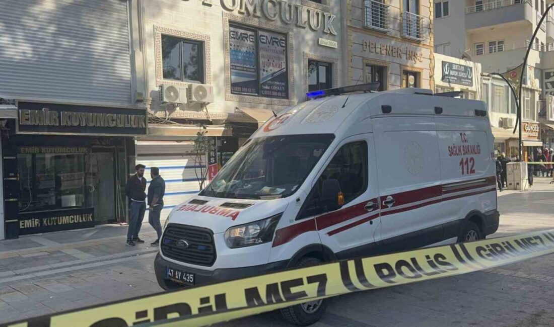 Kızıltepe’de kuyumcular arasında çıkan kavgada üç kişi hastaneye kaldırıldı Mardin’in Kızıltepe ilçesindeki Cumhuriyet Meydanı'nda iki esnaf arasında çıkan kavgada