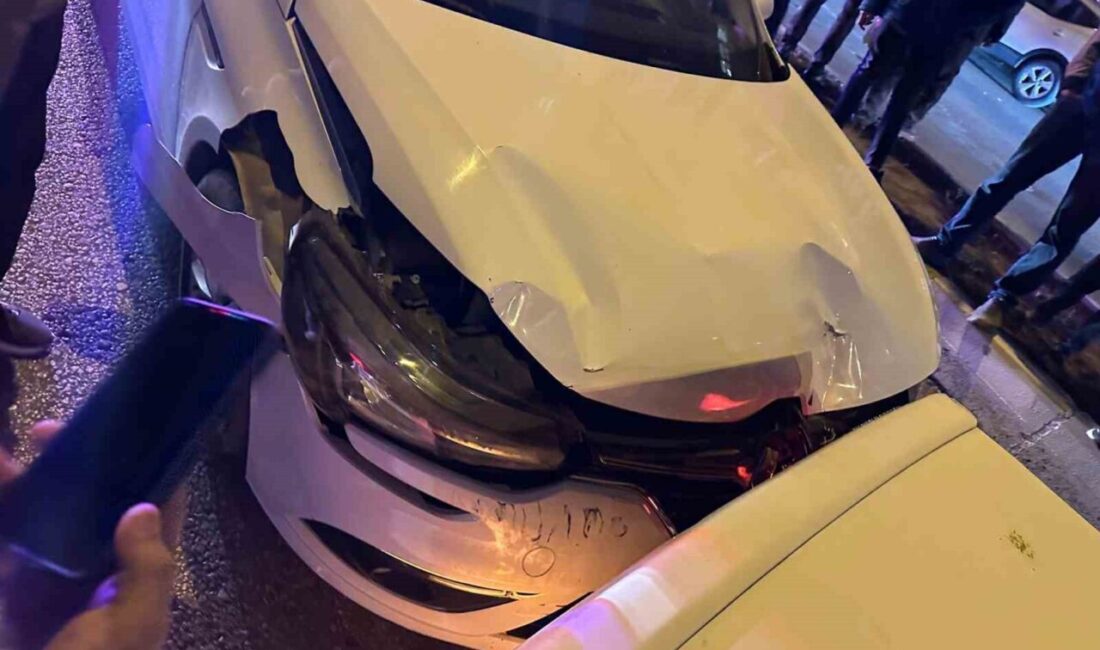 Mardin'in Kızıltepe ilçesinde iki otomobilin çarpışması sonucu maddi hasar meydana