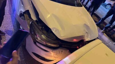 Mardin'in Kızıltepe ilçesinde iki otomobilin çarpışması sonucu maddi hasar meydana