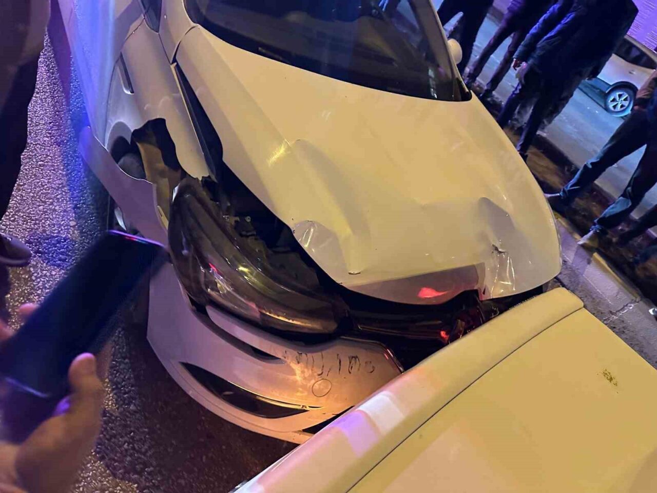 Mardin'in Kızıltepe ilçesinde iki otomobilin çarpışması sonucu maddi hasar meydana