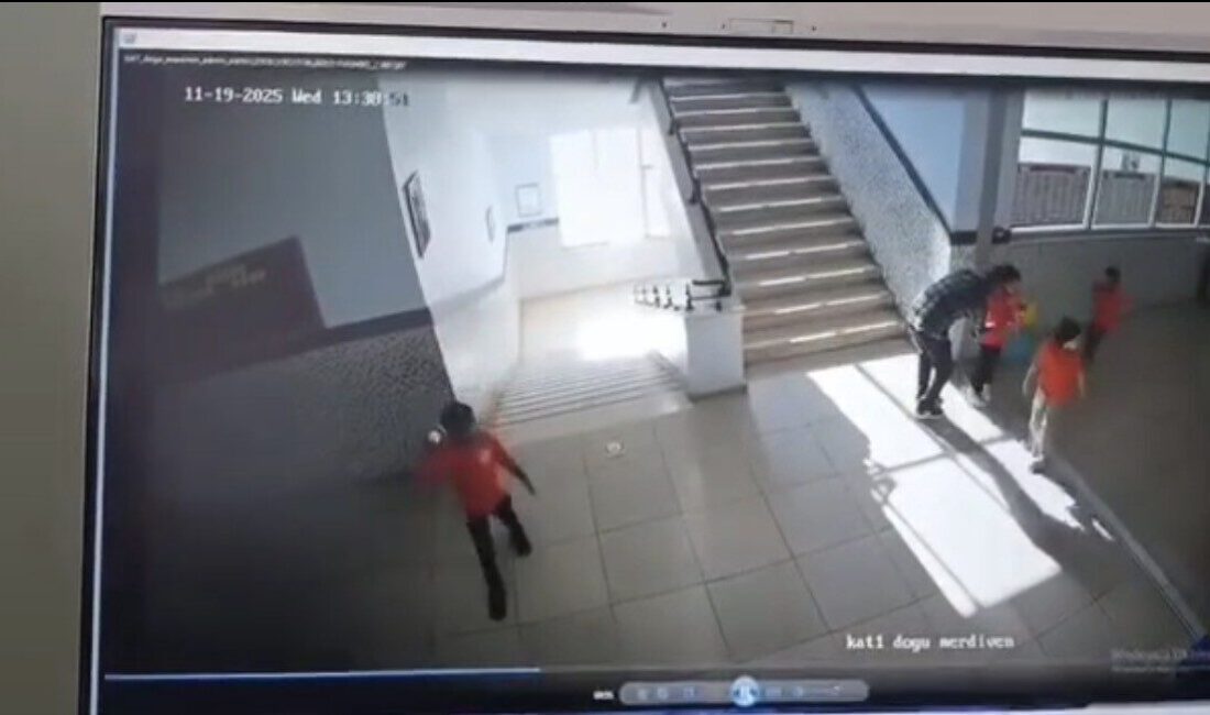 Mardin Kızıltepe'deki Halil Tüfekçioğlu İlkokulu'nda, boğazına yiyecek kaçan bir öğrenci,
