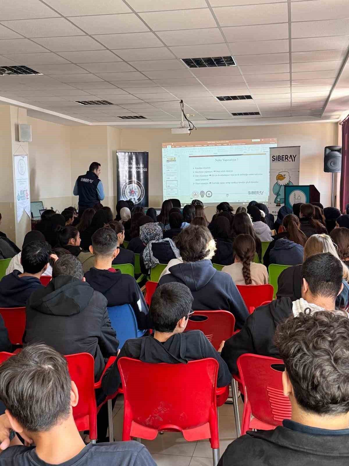 Mardin'in Artuklu ilçesinde, İl Emniyet Müdürlüğü Siber Suçlarla Mücadele Şube