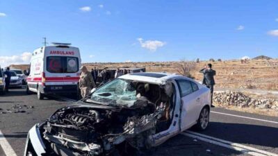 Mardin'in Midyat ilçesinde otomobil ile açık kasa kamyonetin çarpışması sonucu
