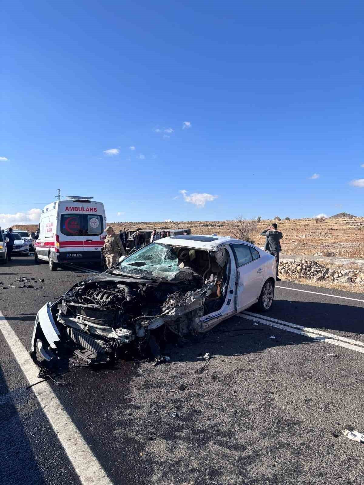 Mardin'in Midyat ilçesinde otomobil ile açık kasa kamyonetin çarpışması sonucu