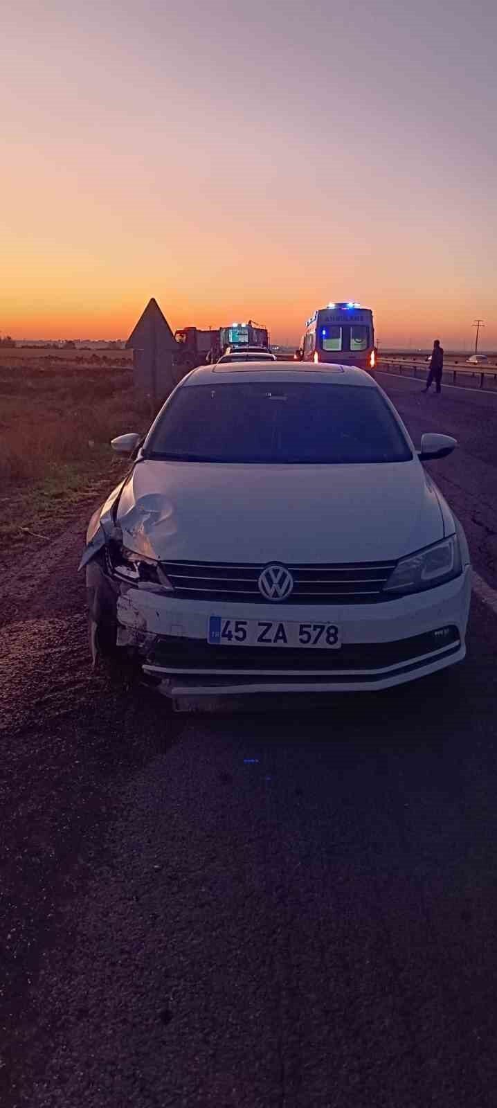 Mardin'in Derik ilçesinde otomobil ve motosiklet çarpıştı, 4 kişi yaralandı.
