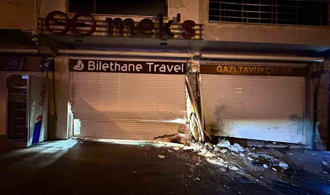 Mardin’de Kontrolden Çıkan Araç, İş Yerinin Kepengine Çarptı; 4 Yaralı Var Mardin'in Artuklu ilçesinde kontrolden çıkan bir otomobil iş yerinin kepengine