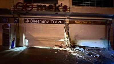 Mardin'in Artuklu ilçesinde kontrolden çıkan bir otomobil iş yerinin kepengine