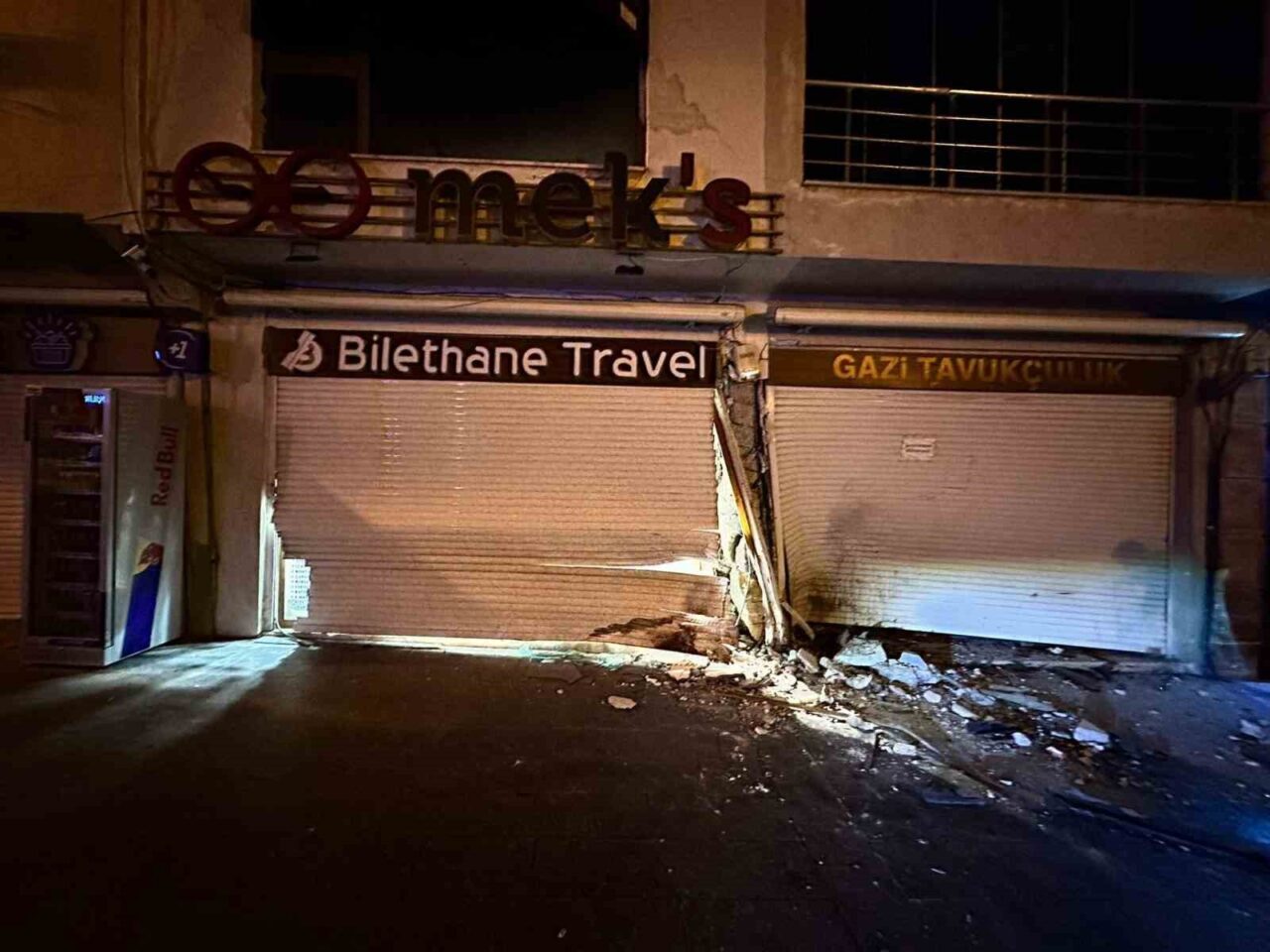 Mardin'in Artuklu ilçesinde kontrolden çıkan bir otomobil iş yerinin kepengine