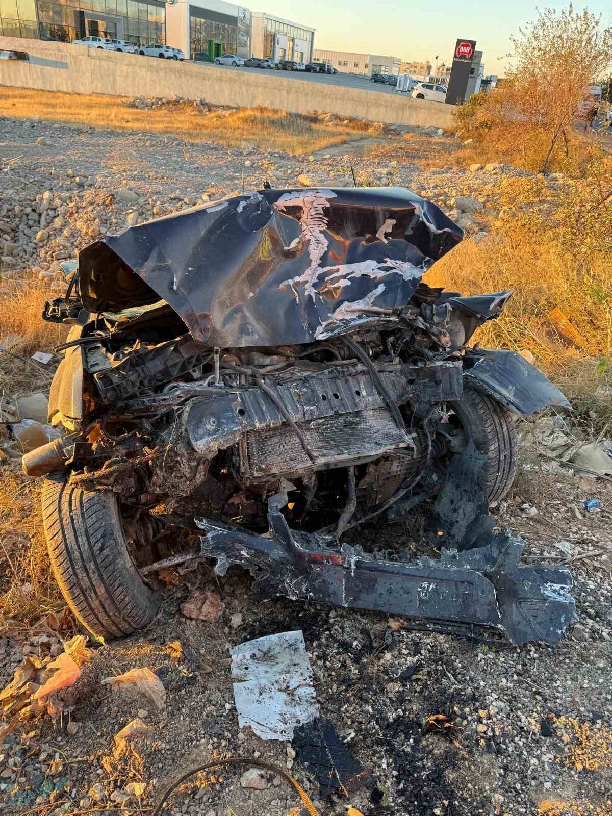 Mardin'in Kızıltepe ilçesinde bir otomobil şarampole yuvarlandı. Kazada E.A. (23),