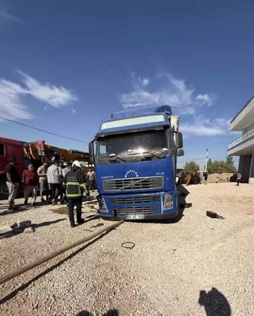 Kızıltepe’de Tırın Lastiğini Değiştirmeye Çalışan Şoför Araç Altında Kalarak Yaralandı