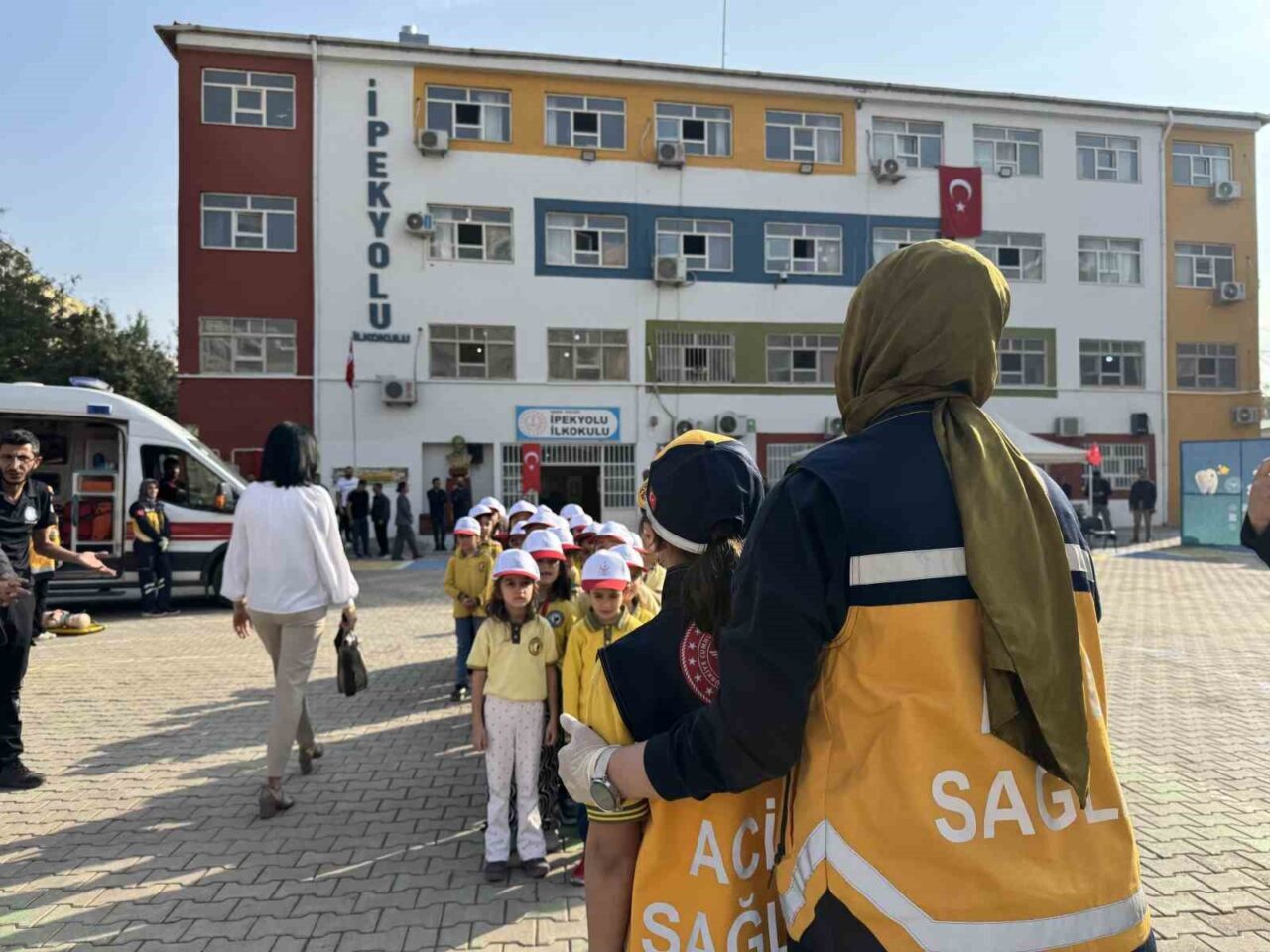 Mardin Kızıltepe İpekyolu İlkokulu'nda, Sağlık Bakanlığı ve Milli Eğitim Bakanlığı'nın
