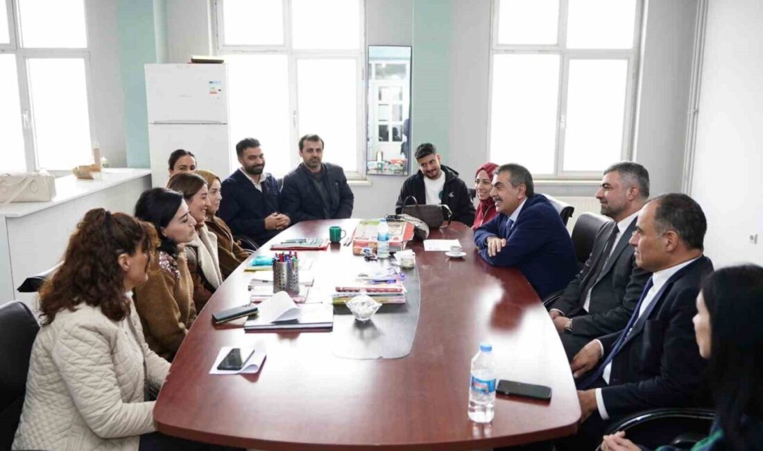 Milli Eğitim Bakanı Yusuf Tekin, Mardin yolculuğu öncesi Diyarbakır’da Yuvacık İlkokulu’nu ziyaret etti Milli Eğitim Bakanı Yusuf Tekin, Mardin’e gitmeden önce Diyarbakır’ın Çınar
