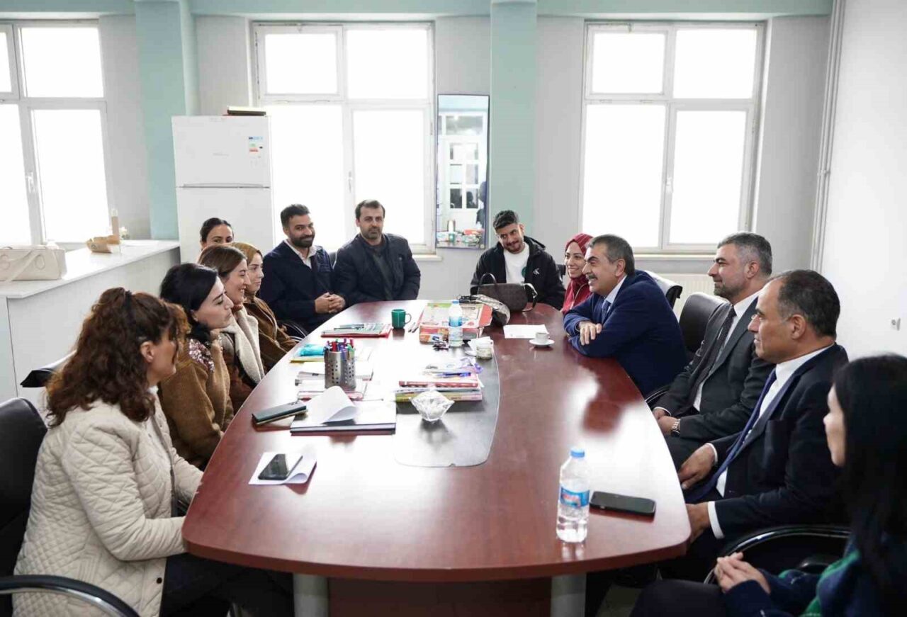 Milli Eğitim Bakanı Yusuf Tekin, Mardin'e gitmeden önce Diyarbakır'ın Çınar