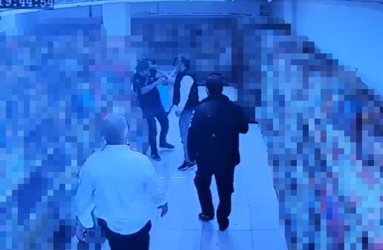 Kocaeli'deki bir markette, kasiyerin şeker döken çocuğu uyarması üzerine, çocuğun