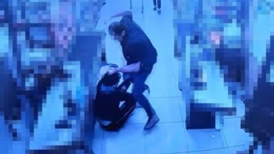 Kocaeli'nin Körfez ilçesindeki bir markette, kasiyer B.Ç.'nin çocuğu uyarması üzerine