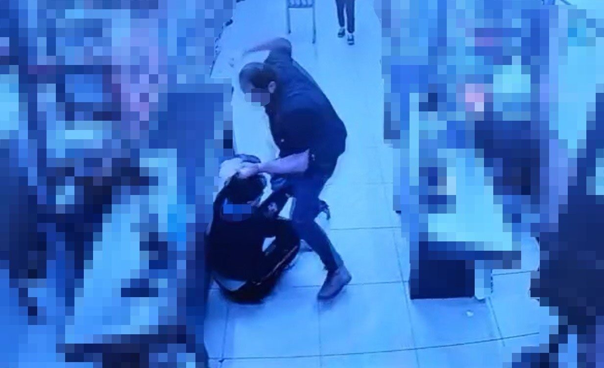 Kocaeli'nin Körfez ilçesindeki bir markette, kasiyer B.Ç.'nin çocuğu uyarması üzerine