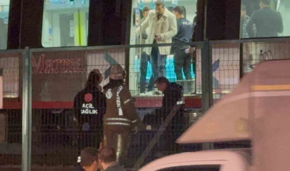 Küçükçekmece Marmaray durağında bir erkek, tren gelirken raylara atladı ve