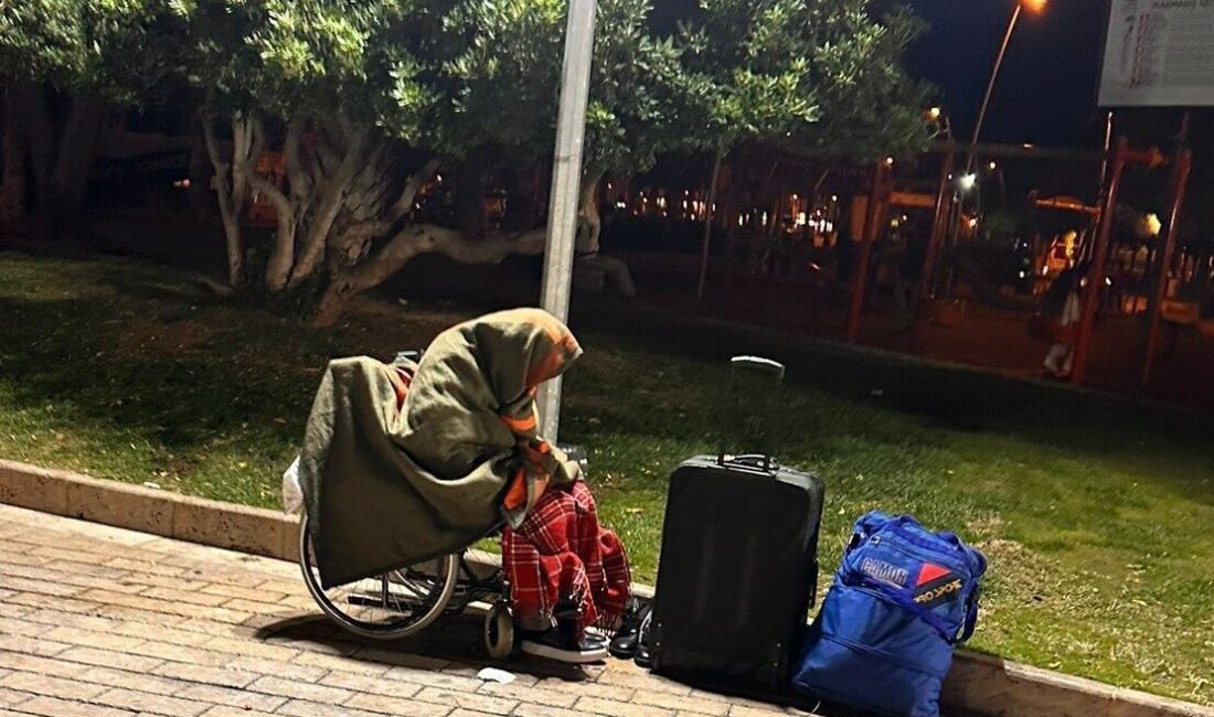 Marmaris’te Tekerlekli Sandalyede Oturan Kıbrıs Gazisi, Uzun İkna Sürecinin Ardından Aparta Yerleştirildi Muğla'nın Marmaris ilçesinde 70 yaşındaki Kıbrıs gazisi E.Y., bir parkta