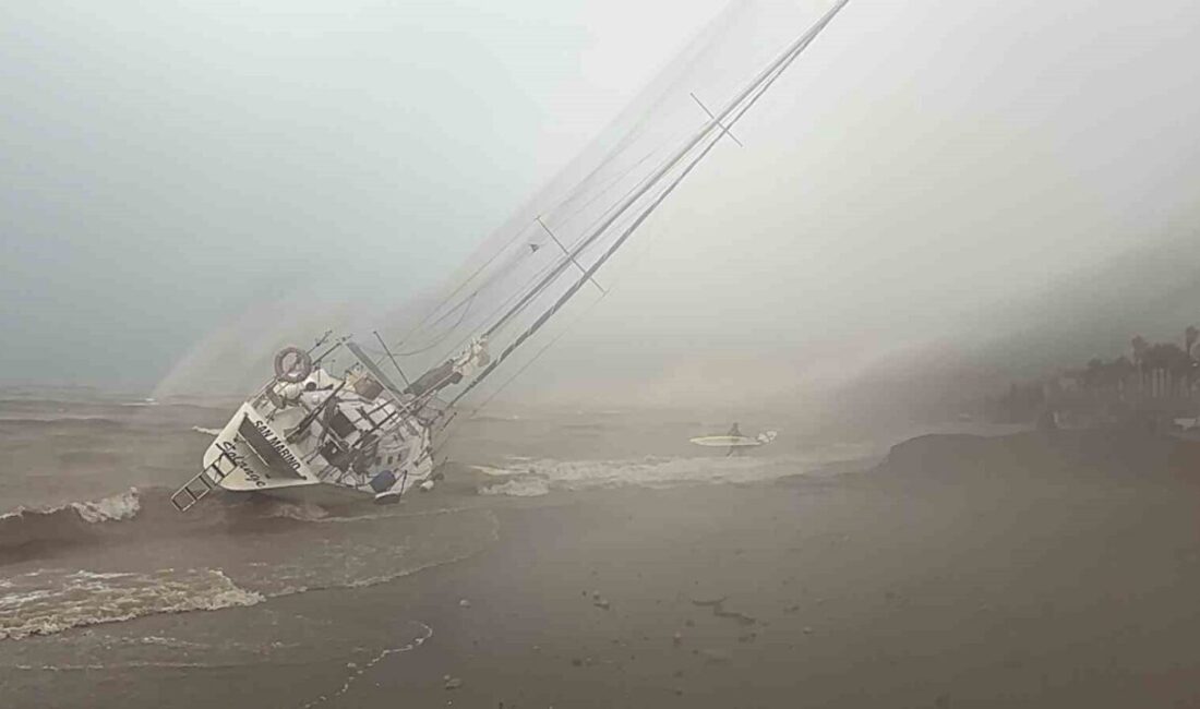 Marmaris’te Fırtına Etkisiyle İki Yelkenli Karaya Vurdu, Rus Vatandaşı Kendi Çabasıyla Hayata Döndü Marmaris'te sabah saatlerinde etkili olan şiddetli fırtına, üç yelkenliyi karaya