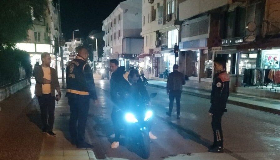 Muğla'nın Marmaris ilçesinde yapılan asayiş uygulamasında, 19 personel ve 8