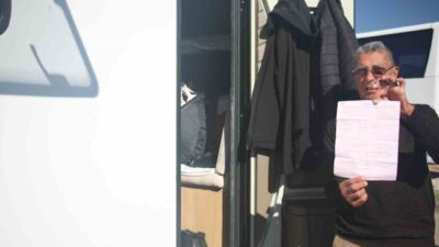 Marmaris’te yaşayan 72 yaşındaki emekli Yılmaz Kurban, belediye ekiplerinin motokaravanında