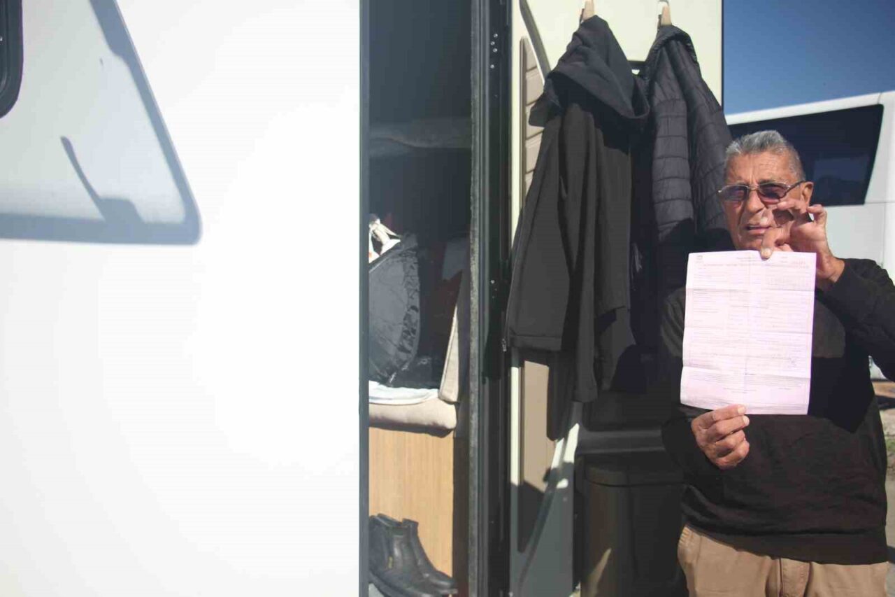 Marmaris’te yaşayan 72 yaşındaki emekli Yılmaz Kurban, belediye ekiplerinin motokaravanında