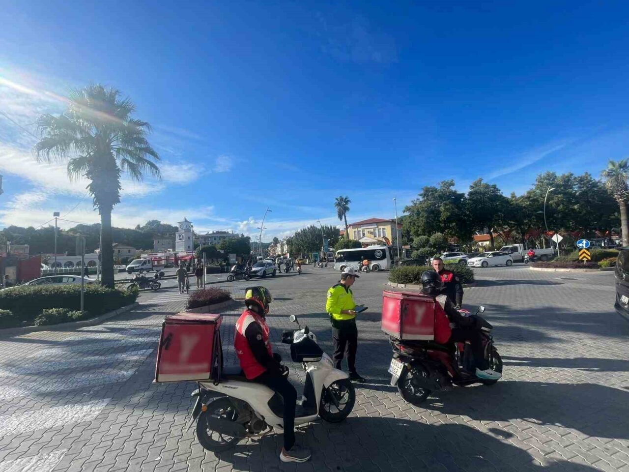 Marmaris'te trafik ekipleri, motorlu kuryelere yönelik denetim ve bilgilendirme yaptı.