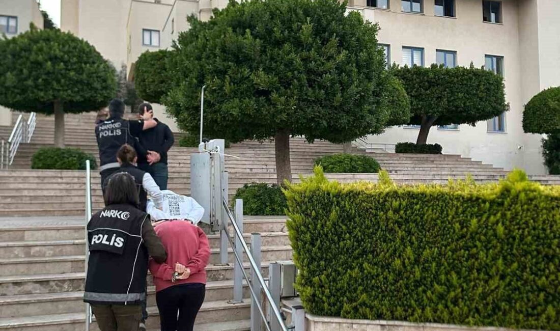 Marmaris’te Uyuşturucu Ticareti Yapan Üç Şahıs Tutuklandı Muğla Narkotik Suçlarla Mücadele Şube Müdürlüğü, Marmaris'te düzenlediği operasyonda uyuşturucu