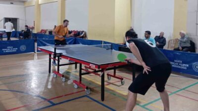 Düzce'de düzenlenen Öğretmenler Günü Masa Tenisi Turnuvası'nda, kızlar kategorisinde Büşra