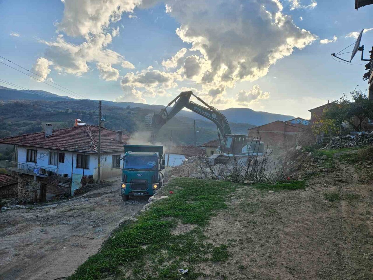 Balıkesir'in Sındırgı ilçesinde 27 Ekim'de meydana gelen 6 büyüklüğündeki depremin