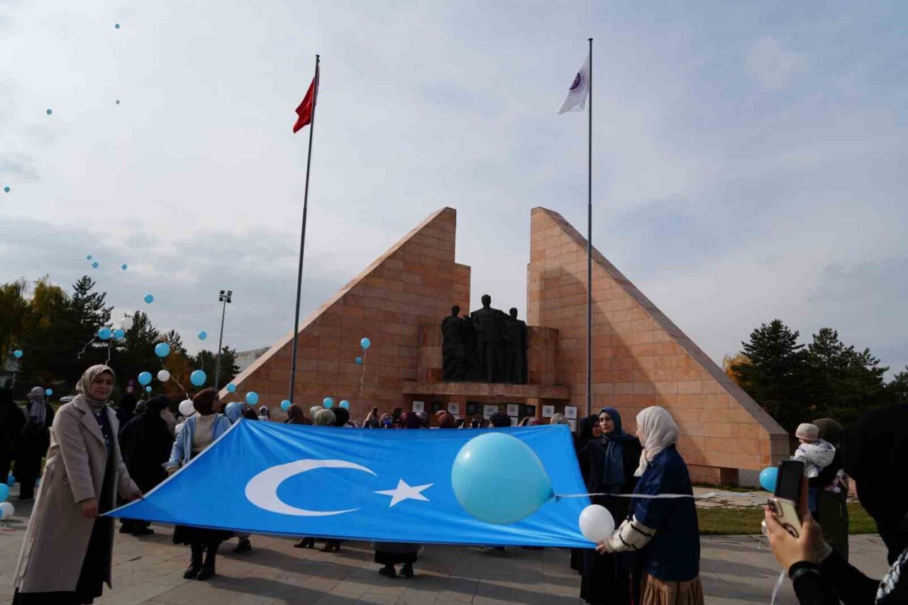 Atatürk Üniversitesi İlahiyat Fakültesi'nde öğrenciler, Doğu Türkistan'daki zulme dikkat çekmek
