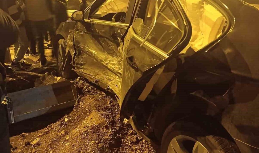 Mardin'in Mazıdağı ilçesinde, Kayalar Mahallesi'nde iki otomobilin çarpışması sonucu 3