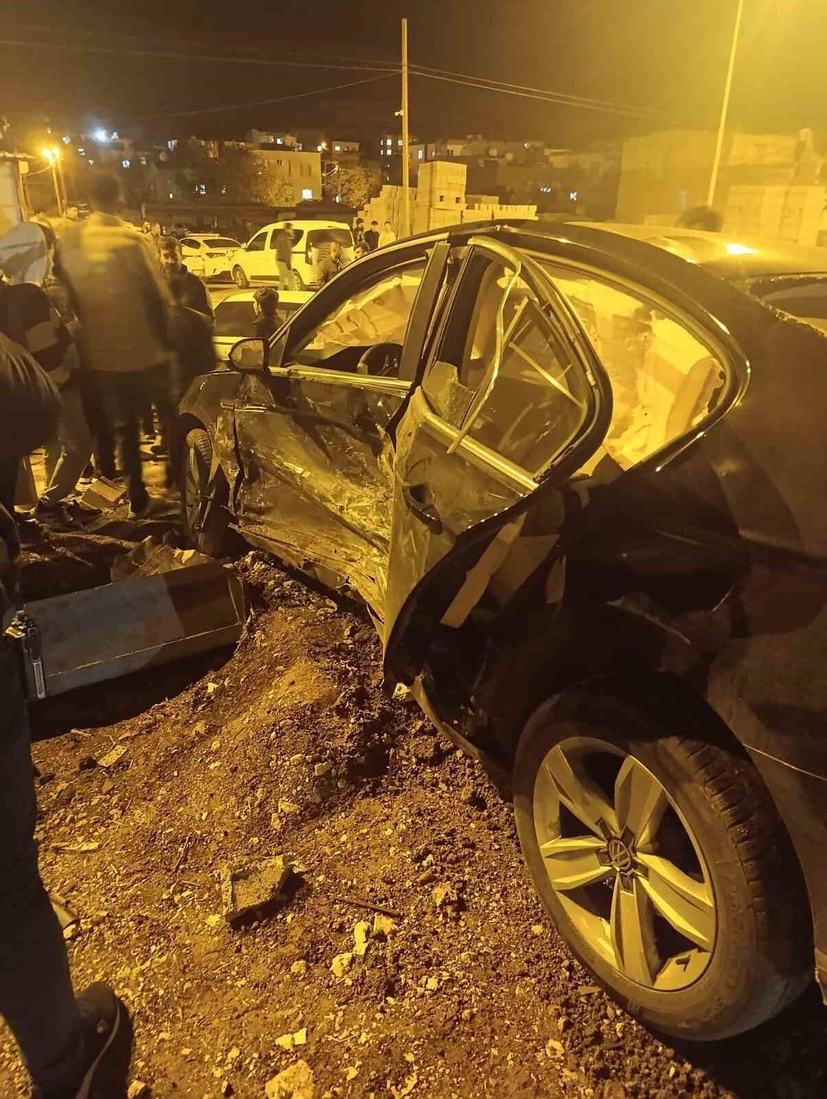 Mardin'in Mazıdağı ilçesinde, Kayalar Mahallesi'nde iki otomobilin çarpışması sonucu 3