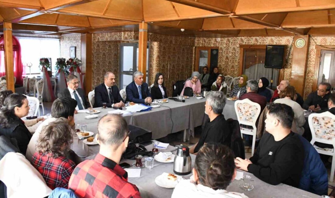 Millî Eğitim Bakanlığı Başmüfettişi Orhan Tunç, Eskişehir’deki Toplantıda Eğitim Çalışmalarını Değerlendirdi Eskişehir Öğretmenevinde yapılan toplantıda, Millî Eğitim Bakanlığı Başmüfettişi Orhan Tunç,