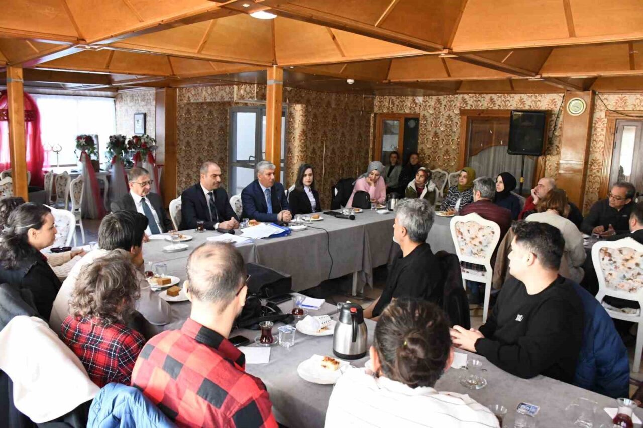 Eskişehir Öğretmenevi'nde düzenlenen toplantıda Millî Eğitim Bakanlığı Başmüfettişi Orhan Tunç,